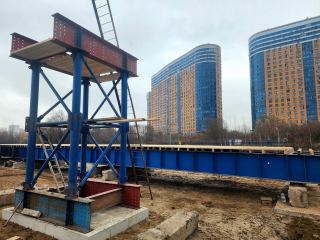 В Реутове строят временный пешеходный переход через МКАД