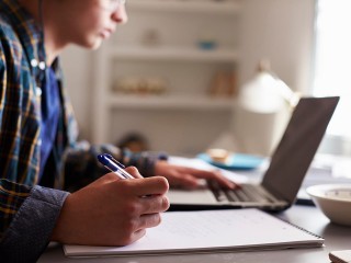 Подросткам сократили рабочий день, но с полным пакетом прав и медицинским контролем: что нужно знать