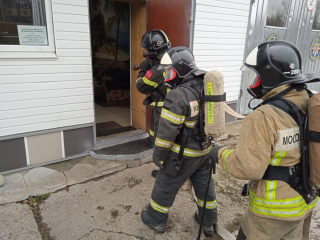 Система защиты спасает жизнь: пожарные учились действовать в задымленных помещениях