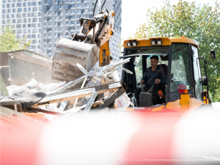 Если ларьки не сдаются, их уничтожают: что откроют в Подмосковье на месте нелегальных торговых точек и как это помогает решать проблему миграции