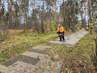 Рабочие приводят в порядок парковую зону за ТЦ «Слава» в Протвино
