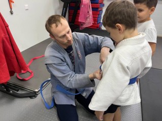 Юные самбисты Власихи отметили Всероссийский день самбо выступлениями для родителей