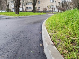 У домов №15 и 16 на улице Драгунского обновили асфальт