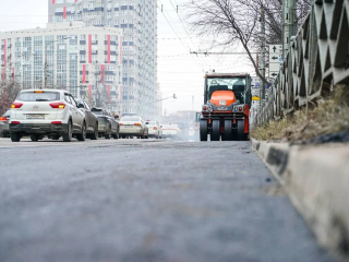 На улице Молодежной завершают укладку верхнего слоя асфальта