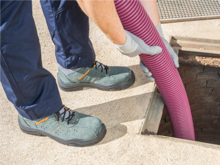 Пеленки, креветки и детская шуба: какие вещи доставали сантехники из канализации