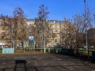 Во дворе на проспекте Ленина отремонтируют старую хоккейную коробку