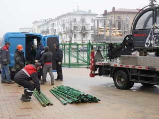 Двадцать метров праздника: в центре Ступина начали собирать главную елку