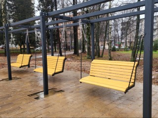 В «Молодежном» сквере установили игровые площадки и планируют высадить новогоднюю ель