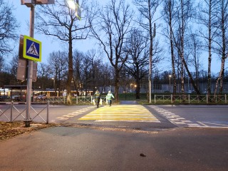 Видно издалека и в любую погоду: у новой школы в Климовске оборудовали проекционные переходы