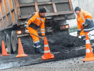 Холодный асфальт не боится сырости: секретное оружие дорожников, которое не дает ямам захватить Солнечногорск