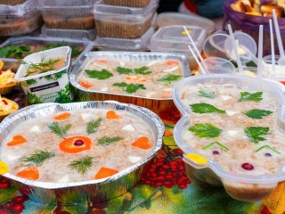 Прозрачный как стекло: секрет рецепта холодца без желатина раскрыла домохозяйка из Сергиева Посада