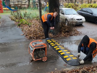 На улице Луначарского установили «лежачие полицейские» на выходах с детских площадок