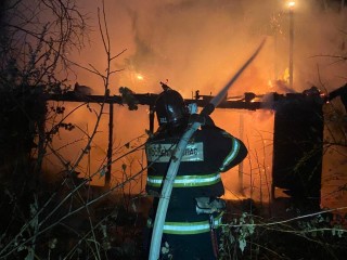 Пожарные ликвидировали возгорание в заброшенном здании в поселке Жилево