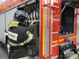 Пожарные тушат крупное возгорание на улице Красина в Мытищах