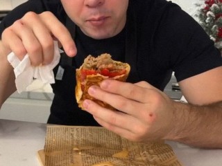 Донер-кебаб с рулетом из фарша: гурман из Бронниц проверил завирусившийся рецепт