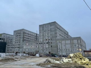 Технологии и люди: витражное остекление, пневмопочта и 1,5 тысячи врачей — как строится клиника будущего