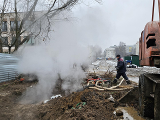 Аварийная служба работает на месте прорыва водопровода на Заводской