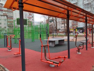 Спортивную и игровую площадку оборудовали в одном из дворов Щелкова