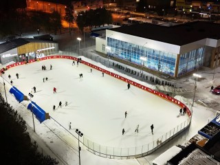 В Серпухове заливают лед на центральном катке в «Питомнике» и украшают город к праздникам