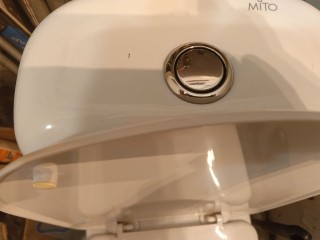 Что можно и нельзя сливать в унитаз: мифы и реальность