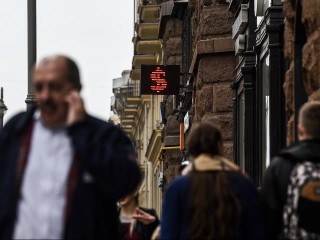 Рубль укрепляется: ЦБ понизил курсы доллара на предстоящие выходные