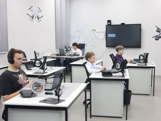 От сборки до полета: школьники из «Мозаики» осваивают управление беспилотниками