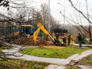Бригада «ТСК Мосэнерго» меняет поврежденный участок теплосети на улице Станиславского
