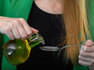 Оливковое масло теряет пользу быстрее, чем кажется: какие две надписи на этикетке подскажут качественный продукт