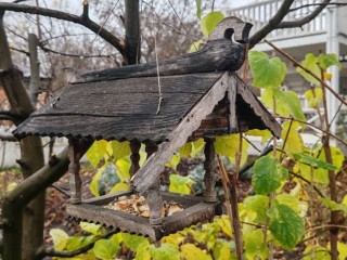 Кормушку с полувековой историей повесили в саду музея в Коломне