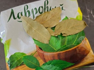 Не только для супа: неожиданный эффект получен от тлеющих лавровых листьев