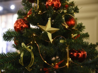 В золоте и красном: как украсить елку в год Красной Огненной Лошади