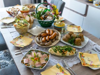 Одиночество за столом: почему пожилым людям опасно есть без компании