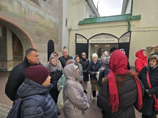 Тайны Лавры и святые источники: для семей бойцов СВО из Балашихи провели незабываемую экскурсию