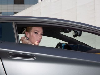 Снова скандал и эпатаж: Ивлеева станцевала в костюме с гербом России под песню «Дрянь»