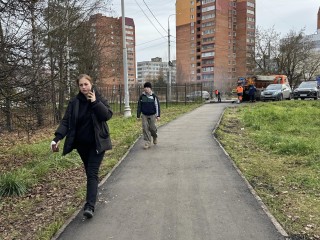 Мамам с колясками и инвалидам стало удобнее добираться в районную поликлинику по ровному тротуару