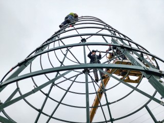 Подольск начали украшать к Новому году: где установят самые большие елки