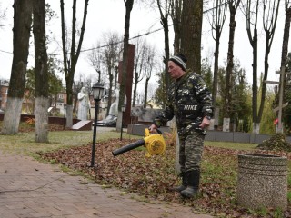 Как в Лотошине заботятся о памяти: сквер Победы привели в порядок