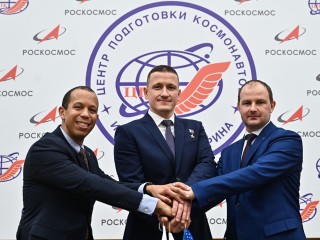 Рыжего кота и вязаного космонавта готовят к полету в космос