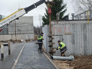 Скважины под столбы освещения начали бурить на улице Гагарина в Лобне