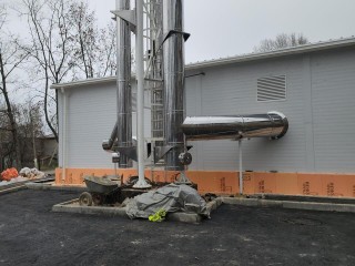 Пешеходные дорожки и бордюры укладывают у построенной котельной на улице Иванова в Кашире