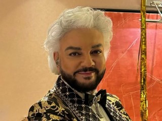 Филипп Киркоров не смог спуститься по лестнице: фанаты гадают, что с певцом