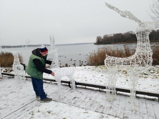 На набережной Сенежа устанавливают светящихся оленей и снеговиков-музыкантов