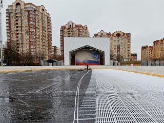 К концу недели завершат основные работы по монтажу ледового катка в Центральном парке