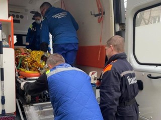 Спасатели обеспечили медикам доступ в квартиру к пациентке с переломом в Сергиевом Посаде