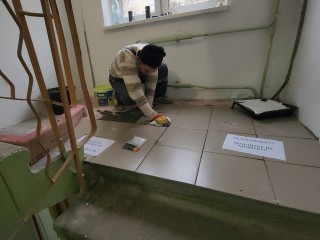 Рабочие обновляют подъезд в серпуховской пятиэтажке 1967 года постройки