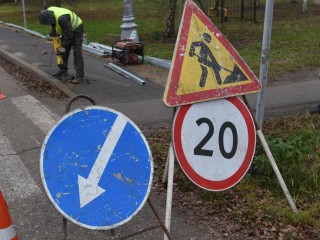 В поселке Кировский начался монтаж ограждения у улицы Рогова