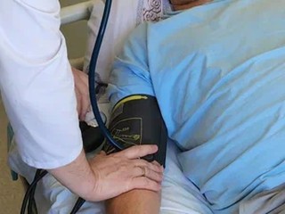 Что делать при гипертоническом кризе до приезда врача: простые шаги от кардиолога Красавниковой