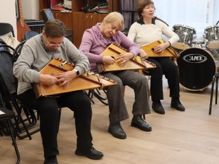 От былин к новым мелодиям: видновские пенсионеры становятся гуслярами