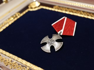 Получил награду за отца: первокласснику из Люберец вручили орден Мужества