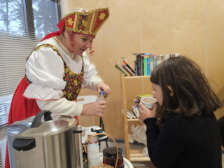 Праздник в парке: жуковчане разукрашивали матрешек и угощались горячим чаем